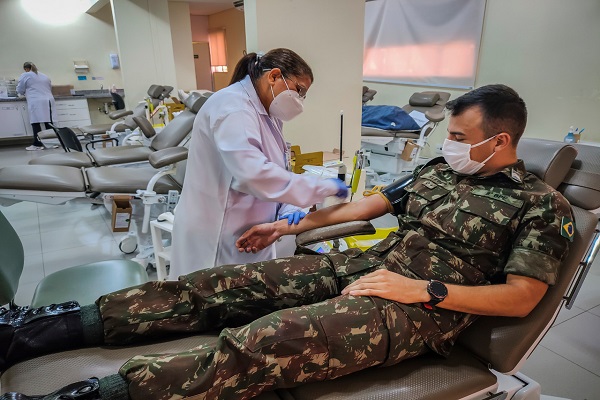 Militares doam sangue ao Hemosul de Campo Grande